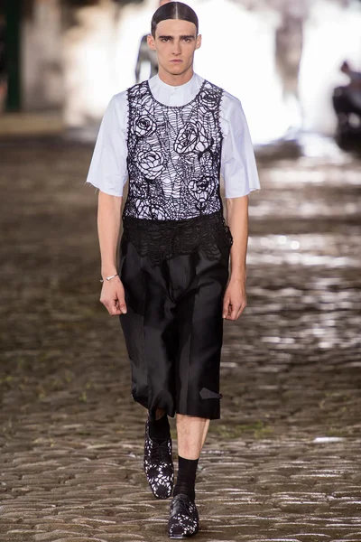 Look 18